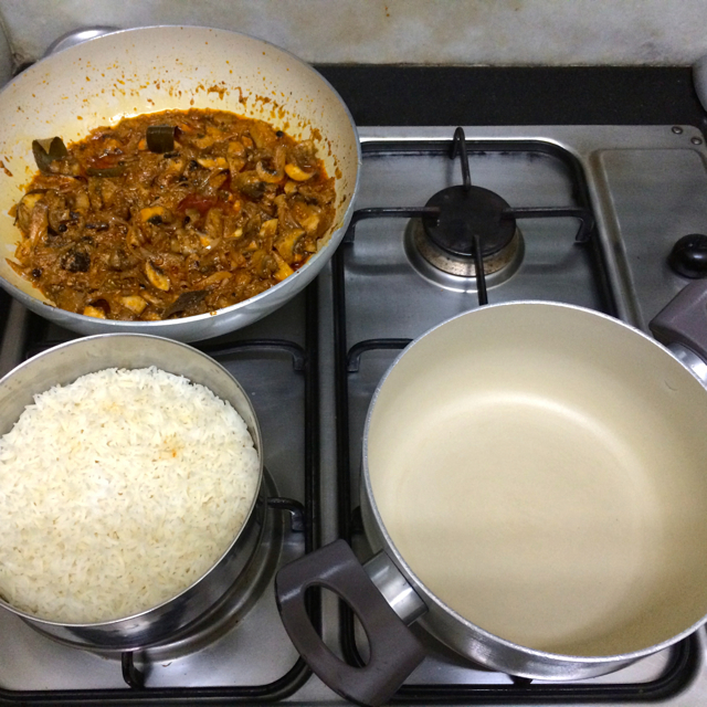 Get Ready to Assemble Masala + Rice (75% cooked) + empty handi
